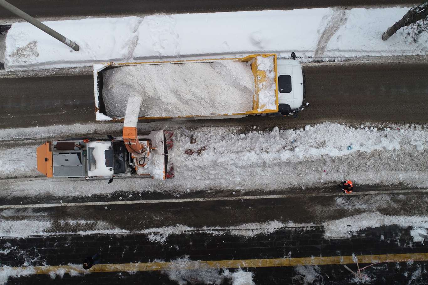 Kısıtlamanın ilk gününde 1500 kamyon kar şehir dışına taşındı